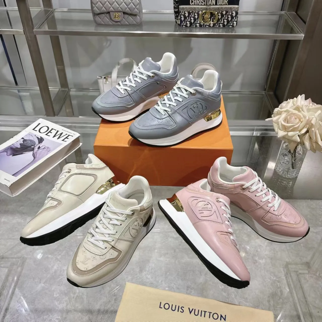 [L Family] P: 760💰Size 35-42 for women, 39-46 for men, (41.42 for women, 45.46 for men, customized) .LV Donkey Brand 🔥🔥LOUIS VUITTON Louis Vuitton's official website synchronizes the 2025 autumn and winter couple's models, which are now on the market, this Neo Run Away sneakers are inspired by running shoes, integrating LV's iconic must-have shoes into the trend. This version is a 1:1 replica of the original version. It is made of two-tone calfskin to highlight its simple lines and unique wedge outsole. Key details include the LV initials on the side and an engraved gold heel stabilizer on the back plus a 2cm hidden insole.